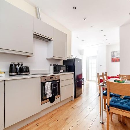 Spacious Retreat 2-Bed In Popular Camden Town Londra Esterno foto