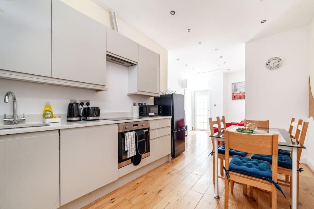 Spacious Retreat 2-Bed In Popular Camden Town Londra Esterno foto