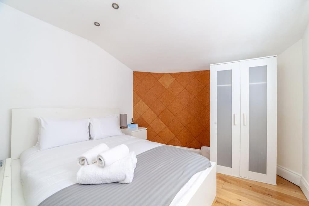 Spacious Retreat 2-Bed In Popular Camden Town Londra Esterno foto