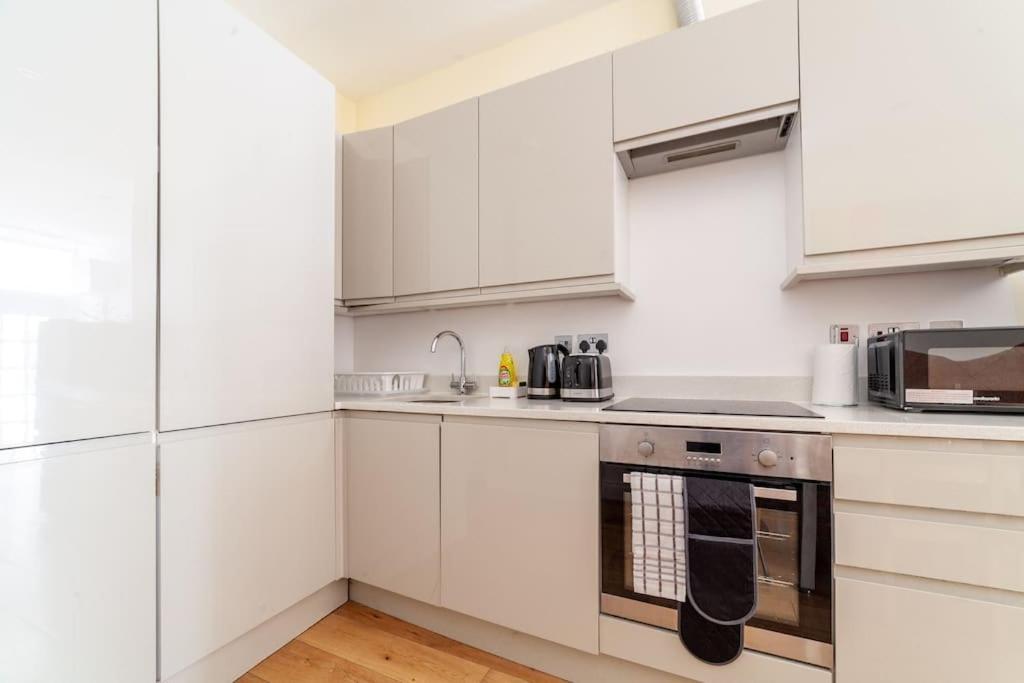 Spacious Retreat 2-Bed In Popular Camden Town Londra Esterno foto