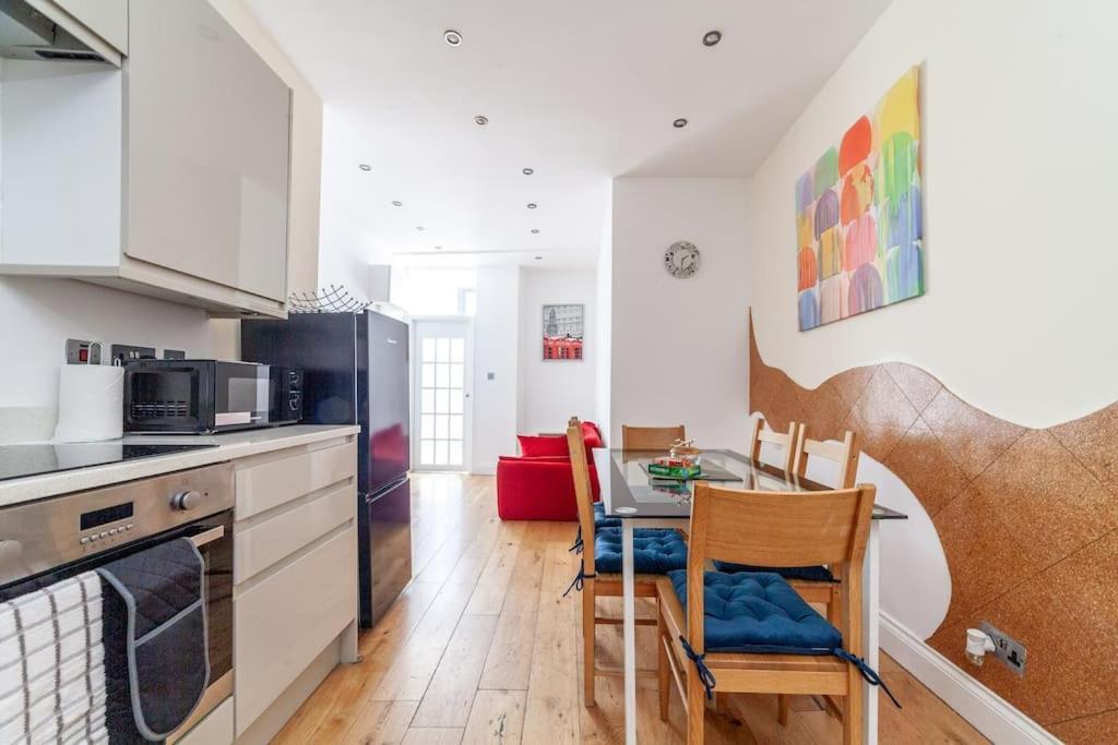 Spacious Retreat 2-Bed In Popular Camden Town Londra Esterno foto